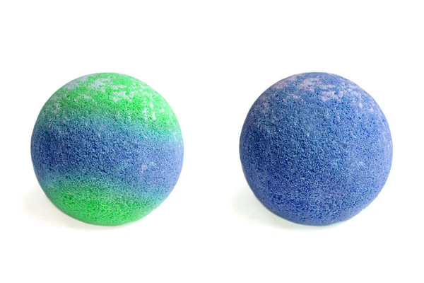 Conjunto de bombas de banho aromáticas sobre um fundo branco. bolas de banho aromáticas de cores diferentes. — Fotografia de Stock