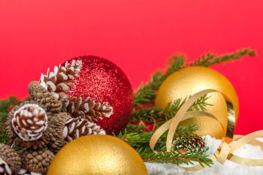 Noel süslemeleri karda yatar. Kopya alanı olan bir Noel kartı. Mutlu yıllar.