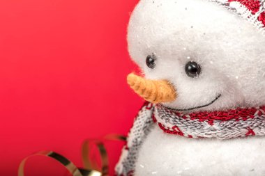 Kırmızı arka planda kardan adam. Noel konsepti. Kopya alanı olan bir Noel kartı. Mutlu yıllar.