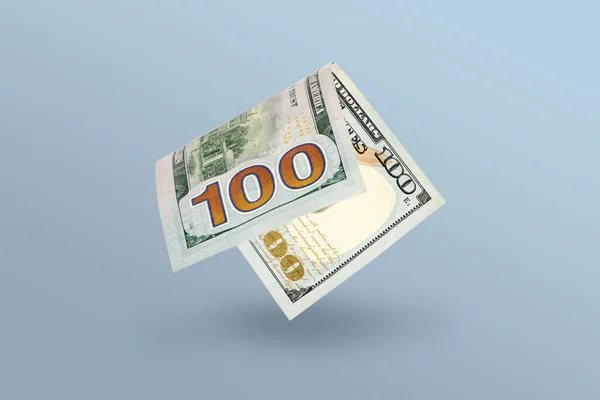 100ドル札が自由落下し、青い背景、インフレまたはインフレの概念に影を投げかける. — ストック写真