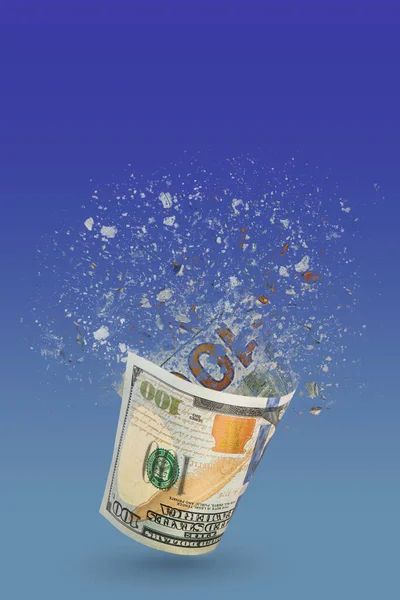 Inflatie, hyperinflatie, stagflatie van dollars. Honderd dollar biljet gespoten op een blauwe achtergrond. De rekening werpt een schaduw. Het concept van dalende koopkracht, inflatie. — Stockfoto