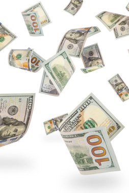 Gökten para yağıyor. Düşen beyaz banknotları izole et. Serbest düşüşte 100 dolarlık banknotlar. Düşerken beyaz izole bir arkaplana gölge düşürmek.