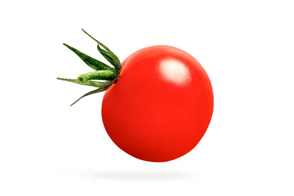 Kirschtomaten isolieren sich auf weiß. eine Tomate hängt in Großaufnahme und wirft einen Schatten. — Stockfoto