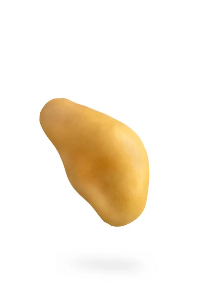 Batatas frescas não descascadas, isoladas sobre fundo branco. Batatas voadoras em um fundo isolado branco lança uma sombra. — Fotografia de Stock