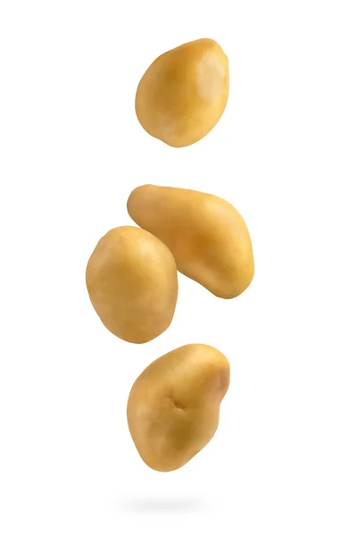 Färsk oskalad potatis, isolerad på vit bakgrund. Flygande potatis på en vit isolerad bakgrund kastar en skugga. — Stockfoto