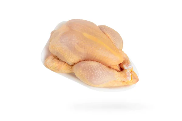 Poulet de maïs cru isolé sur fond blanc. La carcasse de poulet est emballée dans un plateau en plastique blanc. Viande jaune poulet aliment maïs — Photo