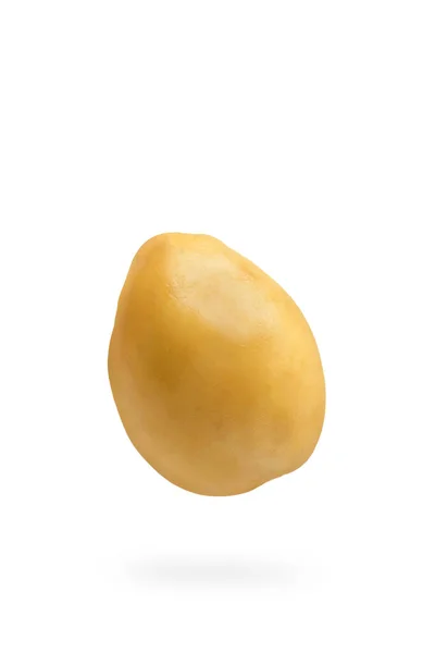 Świeże, nieobrane ziemniaki, izolowane na białym tle. Latające ziemniaki na białym, odosobnionym tle rzucają cień. — Zdjęcie stockowe