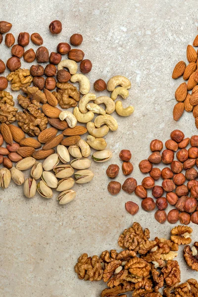 Fındık arkaplan, üst manzara. Doğal arka plan fındıkların farklı çeşitlerinden yapılır.