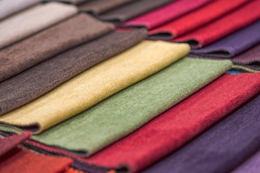 Döşeme için tekstil örnekleri. Çoklu renk kumaş doku örneklerinin yakın çekim detayları. Farklı renk örnekleri: kırmızı, mavi, sarı, yeşil, kahverengi.