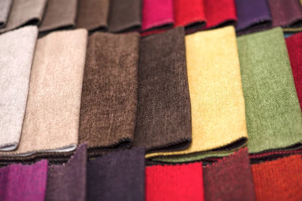 Vzorky textilií na čalounění. Detailní informace o vzorcích vícebarevné textury tkanin. Vzorky různých barev: červená, modrá, žlutá, zelená, hnědá. — Stock fotografie