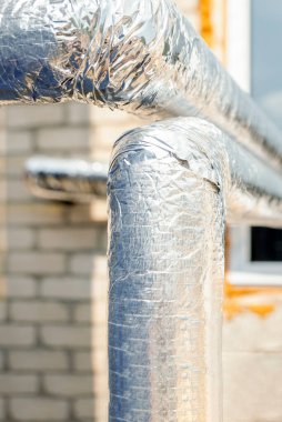 Isı yalıtımlı boru hattı. Folyo ve pamuklu sıcak su borularının termal yalıtımı. Sanayi klima boruları.