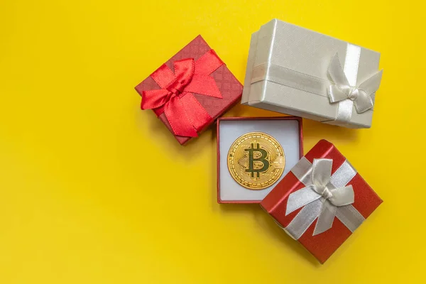 Regalo BTC. Bitcoin en una caja de regalo roja sobre un fondo amarillo. Tarjeta postal para imprimir, banner con lugar para texto. — Foto de Stock