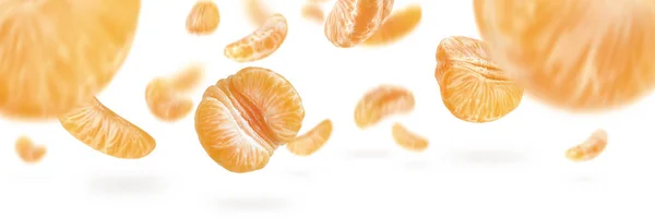 Um grande conjunto de fatias de mandarim isoladas em um fundo branco caindo lançando uma sombra. Separe fatias de tangerina para inserir em um projeto ou projeto — Fotografia de Stock