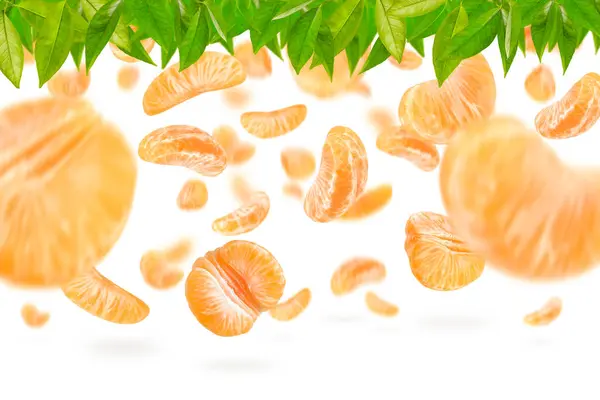 Vallende mandarijnschijfjes op een witte geïsoleerde achtergrond. Citrusvruchten achtergrond, gele mandarijnen schijfjes met selectieve focus — Stockfoto