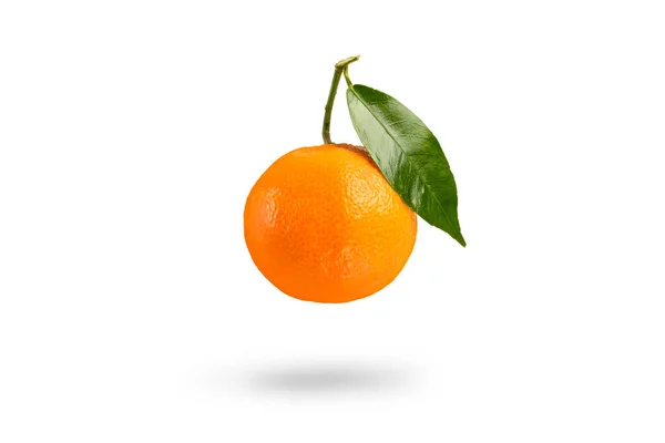 Tangerine with green leaf falls casting a shadow .Fresh tangerine on a white isolated background. Texture of mandarin close-up. — Stock Photo, Image