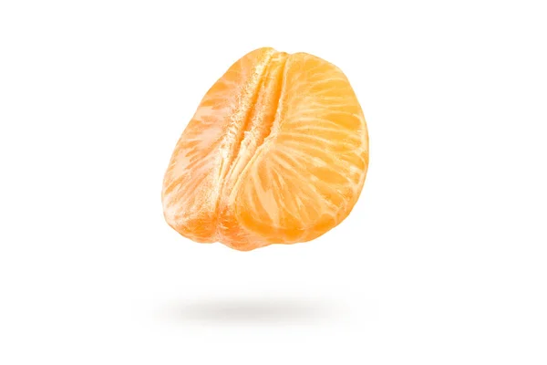 Een stukje mandarijn geïsoleerd op een witte achtergrond, die een schaduw werpt. Afzonderlijke segmenten van mandarijnschijfjes, bestemd om in een project of ontwerp te worden ingebracht. — Stockfoto