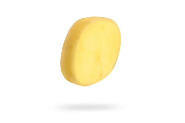 Uma fatia de batatas frescas não descascadas cai sobre um fundo branco. Batatas cruas picadas. Conceito de levitação alimentar. Imagem de alta resolução — Fotografia de Stock
