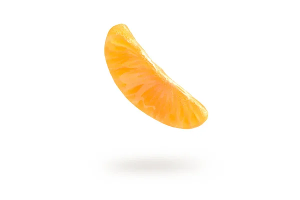 A piece of mandarin isolated on a white background, falling casting a shadow. Individual segments of tangerine slices, for inserting into a project or design. — Stock Photo, Image