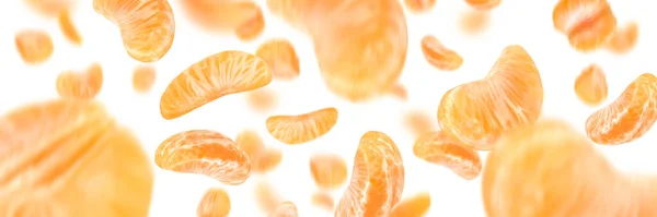 Padající řezy mandarinek na bílém izolovaném pozadí. Citrusové plody na pozadí, žluté plátky mandarinky se selektivním zaměřením — Stock fotografie