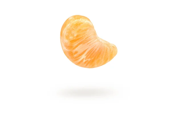 Un morceau de mandarine isolé sur un fond blanc, tombant jetant une ombre. Segments individuels de tranches de mandarine, à insérer dans un projet ou un dessin. — Photo