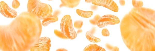 Padající mandarinka, létající mandarinky různých velikostí, izolované na bílém pozadí, selektivní zaměření — Stock fotografie