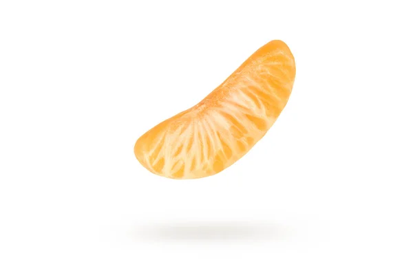 Een stukje mandarijn geïsoleerd op een witte achtergrond, die een schaduw werpt. Afzonderlijke segmenten van mandarijnschijfjes, bestemd om in een project of ontwerp te worden ingebracht. — Stockfoto