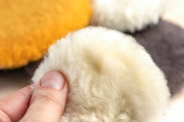 Almohadillas para pulir autos. Almohadillas de pulido para pulir y encerar un coche hecho de lana multicolor para una máquina de pulir —  Fotos de Stock