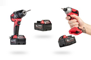 Kablosuz araç beyaz arkaplanda izole edildi. Çuvala bir matkap yerleştirilmiş kablosuz tornavida ve beyaz arka planda ekstra bir pil..