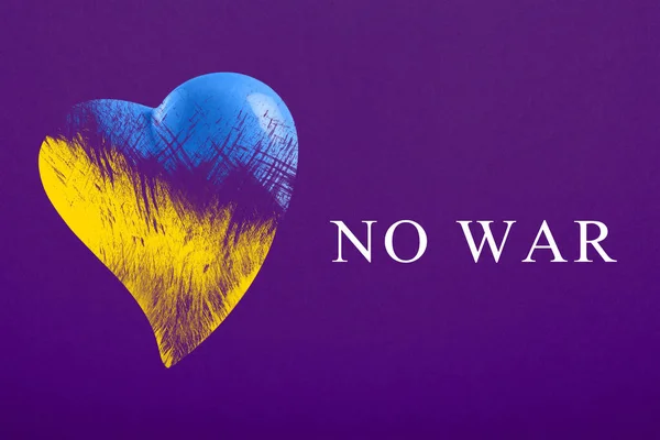 No hay guerra en Ucrania. Salvar Ucrania. El corazón está pintado en los colores de la bandera de Ucrania azul y amarillo. No hay texto de guerra, póster sobre púrpura, fondo violeta — Foto de Stock