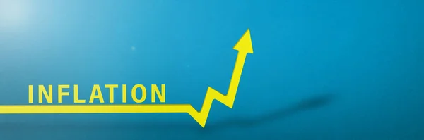 Inflación. Aumento de la inflación. Crisis financiera global. Flecha amarilla en el gráfico que indica el crecimiento del precio, fondo azul. — Foto de Stock