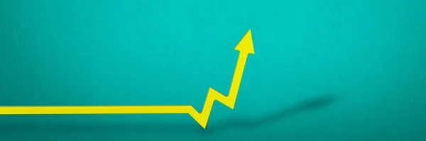 Inflation. Rising inflation. Global financial crisis. Yellow arrow on the graph indicating price growth, blue background. — Stock Photo, Image