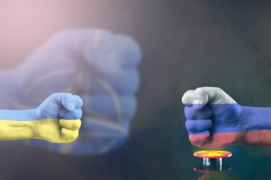 NATO ve Rusya ile yüzleşme. Ukrayna 'da askeri çatışma. Nükleer savaş tehdidi. NATO yumruğu, Rus bayrağına boyanmış bir yumruğu kırdı. Nükleer silahların sembolü olan kırmızı düğme.