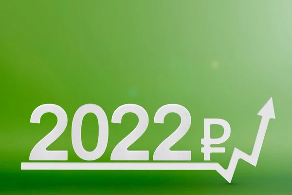 Αξία ακινήτων το 2022. Αύξηση κόστους κατασκευής, ασφάλισης, ενοικίου και ενυπόθηκων δανείων. πληθωρισμός και αύξηση των τιμών. Αριθμοί 2022 και σύμβολο ρούβλι στο επάνω βέλος, πράσινο φόντο. — Φωτογραφία Αρχείου