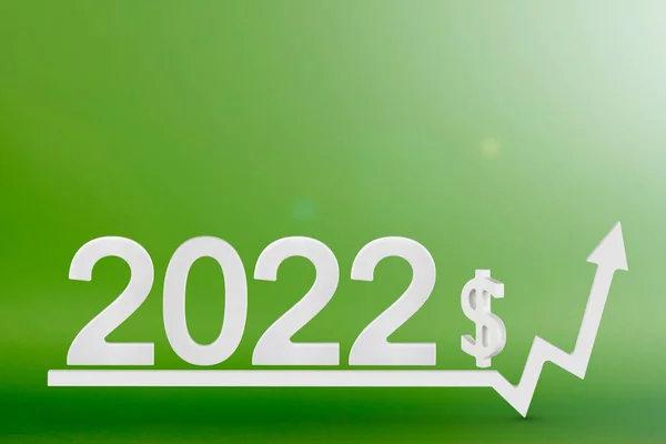 부동산 가격 2022 년. 건설, 보험, 임대료 및 저당의 상승하는 비용. 인플레이션 과 물가 상승. 화살표 위에 2022 와 달러 표시, 녹색 배경. — 스톡 사진
