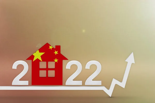 Az ingatlan ára Kínában 2022-ben. Emelkedő építési költségek, biztosítás, bérleti díj Kínában. House modell festett a színek a zászló, fel nyíl egy piros háttér — Stock Fotó