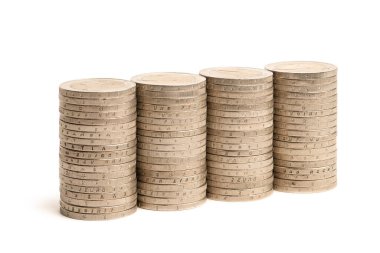 İzole edilmiş beyaz arkaplanda yığınla bozuk para. Bir yığın içinde 2 euro..