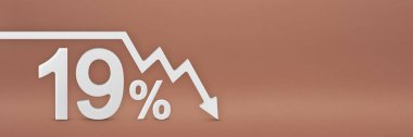 Yüzde 19, grafikteki ok aşağıya bakıyor. Borsa çöküşü, ayı pazarı, enflasyon. Ekonomik çöküş, hisse senetlerinin çöküşü. 3D afiş, kırmızı arka planda yüzde 19 indirim tabelası.