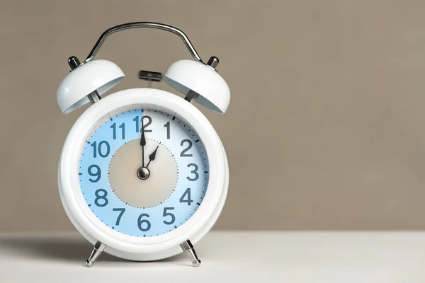 Una Hora Alarma Despertador Blanco Está Una Mesa Blanca Reloj —  Fotos de Stock