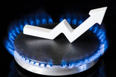 Propan gazı fiyatı. Tedarik zincirleri ve enerji gazı krizi. Gaz ithalat ve ihracat kavramı. Gaz sobası, yanan ateş ve yukarı bakan grafik oku.