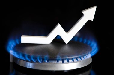 Propan gazı fiyatı. Tedarik zincirleri ve enerji gazı krizi. Gaz ithalat ve ihracat kavramı. Gaz sobası, yanan ateş ve yukarı bakan grafik oku.