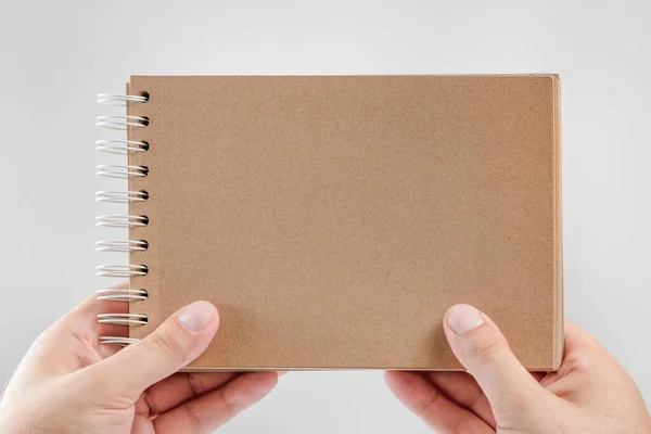 Σημειωματάριο Στο Χέρι Κενό Σημειωματάριο Στα Χέρια Ενός Άντρα Λευκό — Φωτογραφία Αρχείου