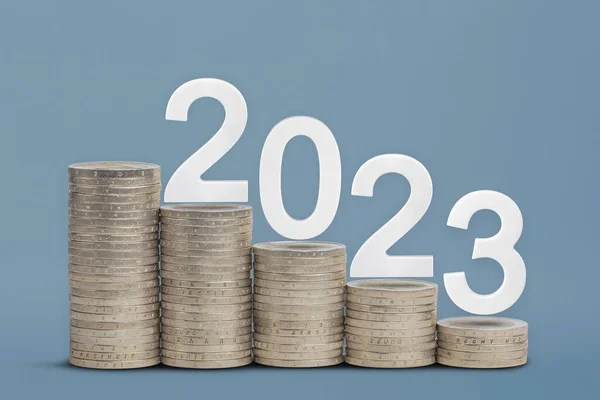 뉴이어 2023 재정적 뭉치들이 배경의 그래프처럼 상승하는 순서로 있습니다 달력이나 — 스톡 사진