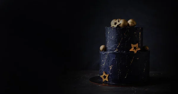 Tort Supraetajat Negru Fundalul Negru Închis Stele Aurii Decorațiuni Sfere — Fotografie, imagine de stoc