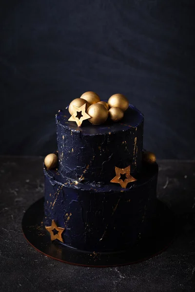 Zwart Stapelbed Cake Donkere Zwarte Achtergrond Met Gouden Sterren Bollen — Stockfoto