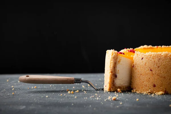 Käsekuchen Mit Gelber Mangoaromaschicht Dekoriert Mit Roten Krümeln Gefriergetrockneter Himbeeren — Stockfoto