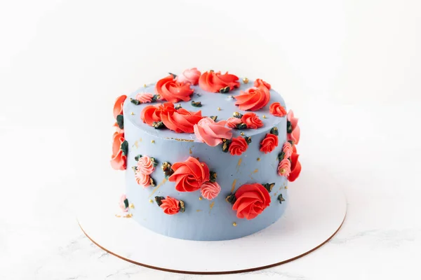 Bolo Aniversário Com Cobertura Queijo Creme Azul Decorado Com Flores — Fotografia de Stock