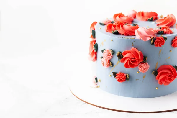 Geburtstagstorte Mit Blauem Frischkäse Zuckerguss Mit Roten Blumen Auf Weißem — Stockfoto