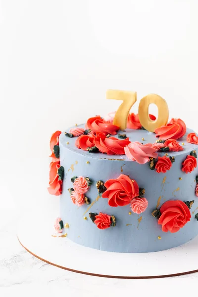 Geburtstagstorte Mit Blauem Frischkäse Zuckerguss Dekoriert Mit Roten Blumen Auf — Stockfoto