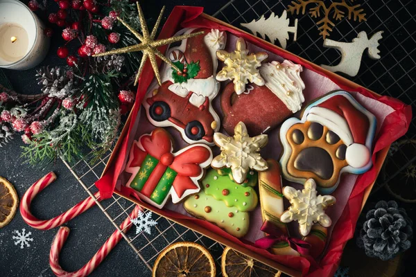 Siyah Arka Planda Noel Süslemesi Şenlikli Zencefilli Kurabiyeler Mutlu Noeller — Stok fotoğraf