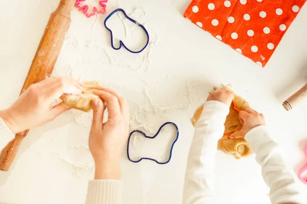 Flach Lagen Mutter Und Kleine Tochter Beim Plätzchenbacken Auf Dem — Stockfoto